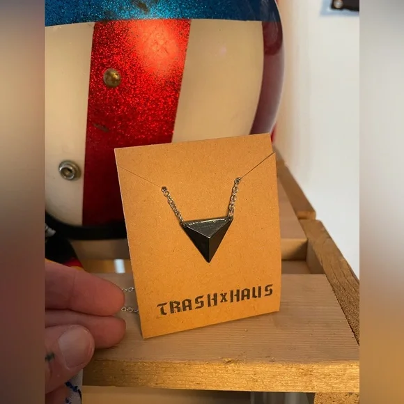 Pyramid necklace - Picture 2 of 2